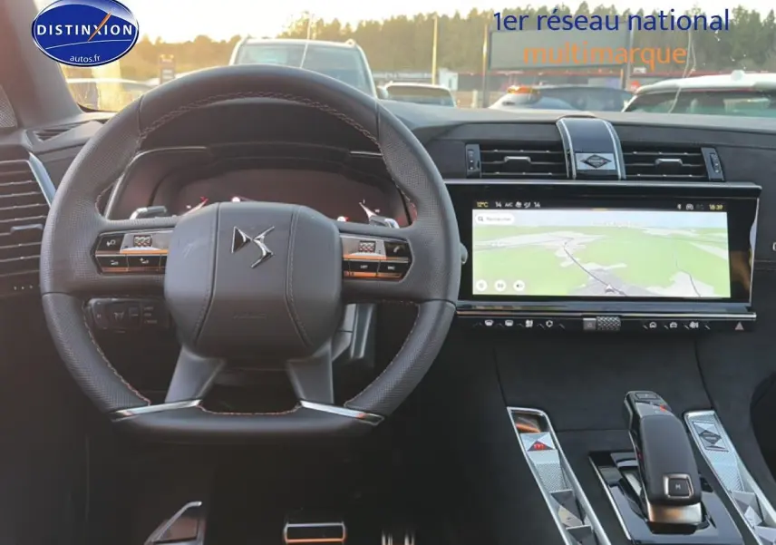 Vue intérieure centrée sur le volant cuir DS et l'écran tactile large du tableau de bord du DS7 noir 2026.