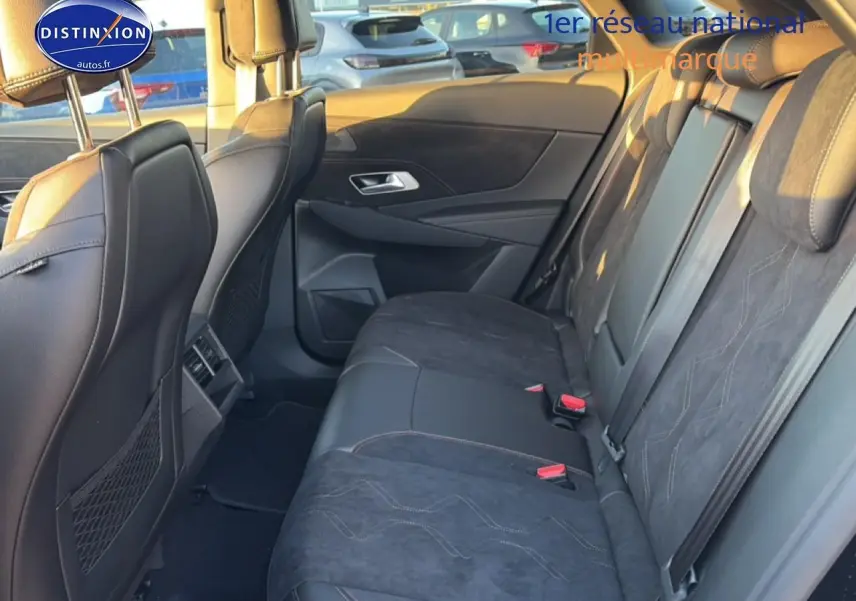 Vue intérieure côté droit des sièges arrière en cuir noir du DS7 1.5 BlueHDi 130 Performance Line 2026.