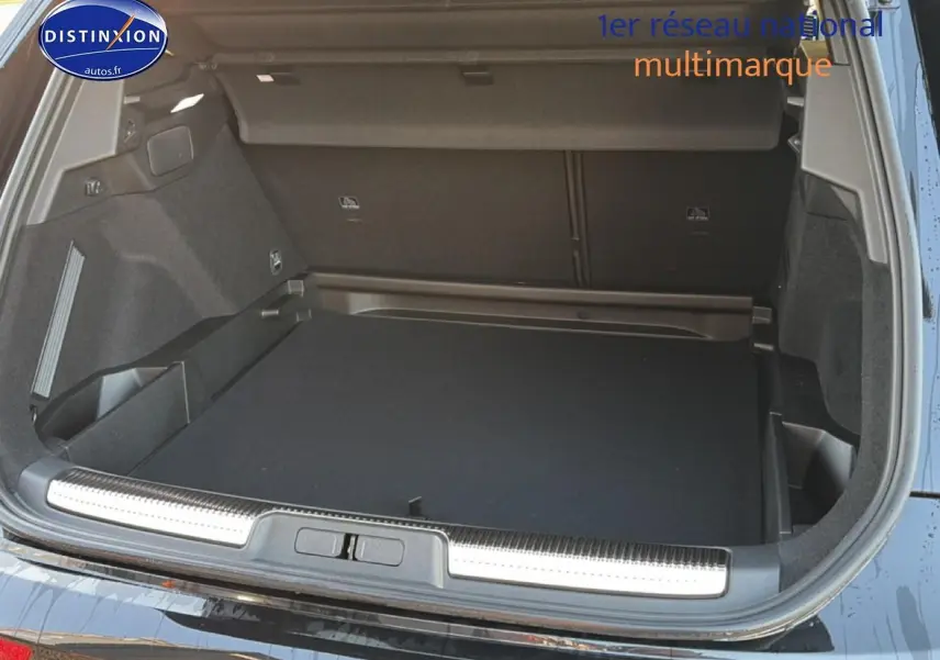 Coffre ouvert vu de l'arrière d'un DS7 noir, montrant un espace de chargement propre et bien agencé.