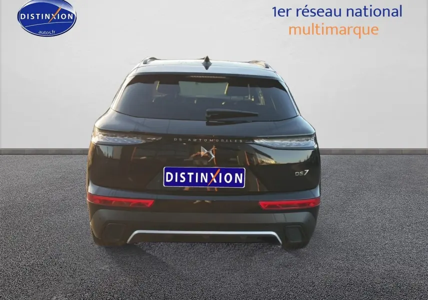 Vue arrière du DS7 noir 2026 avec feux LED étirés et double sortie d’échappement intégrée au pare-chocs.