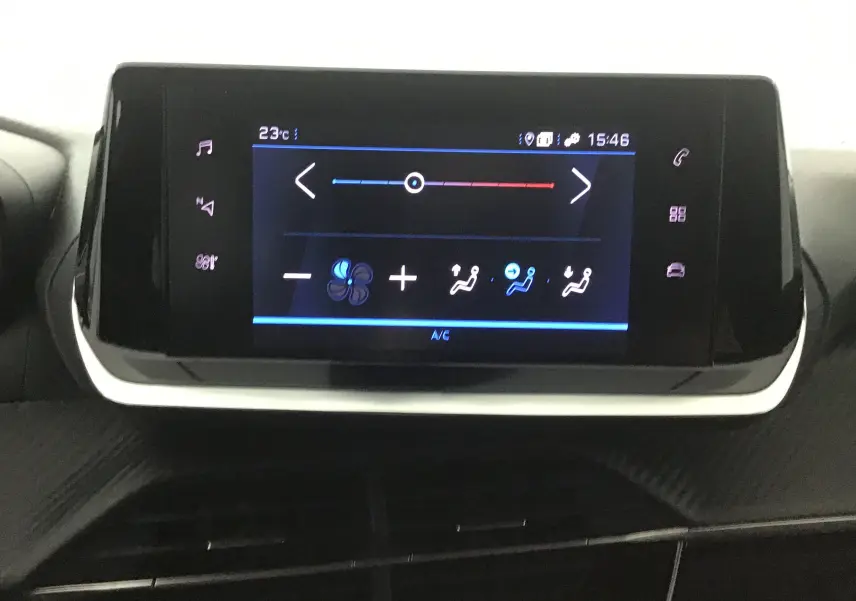 Écran tactile central du tableau de bord du Peugeot 208 gris Artense, affichant les réglages de climatisation à 15h46.