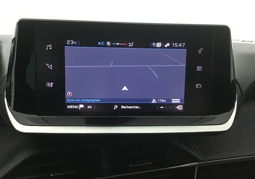 Écran tactile central du GPS de la Peugeot 208 2022, affichant une carte non cartographiée en intérieur noir.