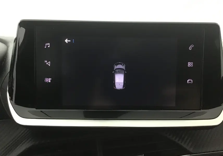 Écran tactile central affichant la vue aérienne de la Peugeot 208 gris Artense, tableau de bord intérieur moderne.