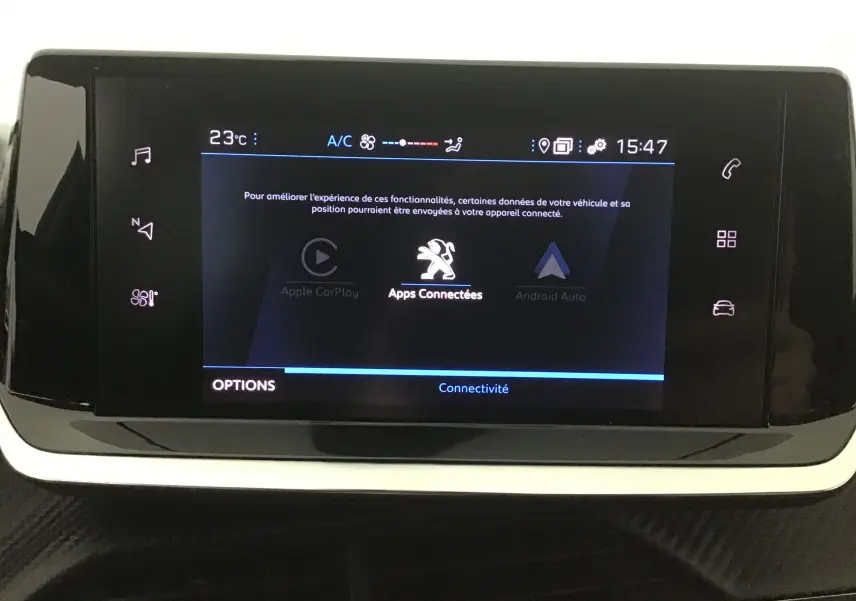 Écran tactile central de la Peugeot 208 gris Artense affichant les options de connectivité Apple CarPlay et Android Auto.