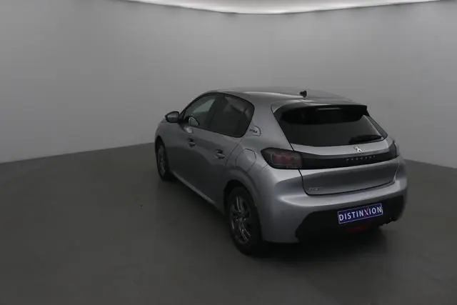 Vue 3/4 arrière droite d'une Peugeot 208 gris Artense 2022 avec feux arrière sombres et jantes alliage 16 pouces.