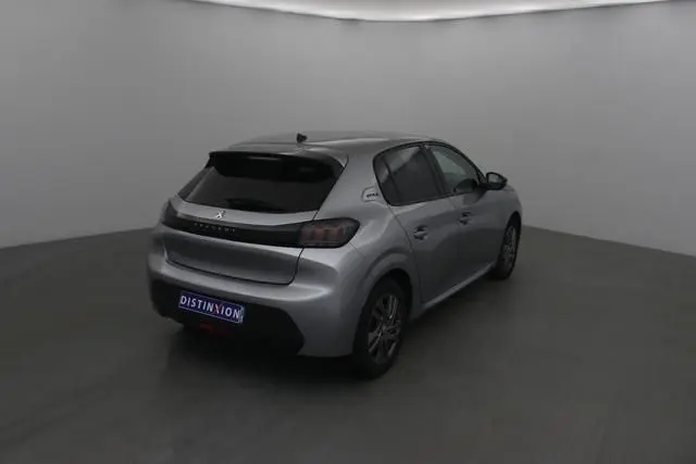 Peugeot 208 gris Artense vue 3/4 arrière droit dans un studio, avec vitres teintées et jantes alliage 16 pouces.