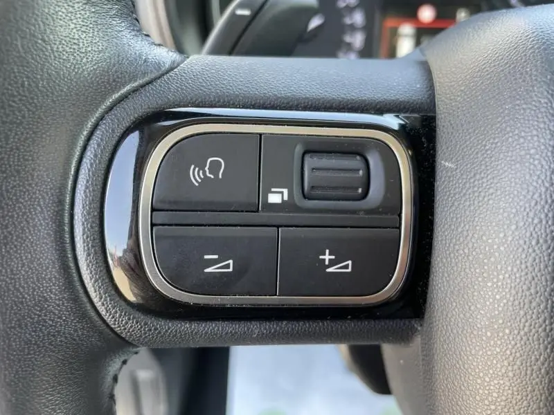 Gros plan sur les commandes vocales et volume au volant d'un Citroën Berlingo gris métal 2018, version HDi 130 Shine.