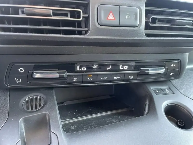 Vue rapprochée de la console centrale du Citroën Berlingo gris métal 2018, affichant la climatisation automatique digitale.