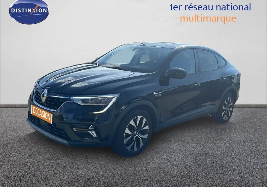 Renault Arkana noir métal en 3/4 avant droit, mettant en valeur ses phares LED et sa silhouette dynamique.