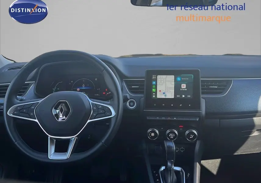 Intérieur du Renault Arkana noir métal 2023, vue frontale du tableau de bord avec écran tactile et volant multifonction.