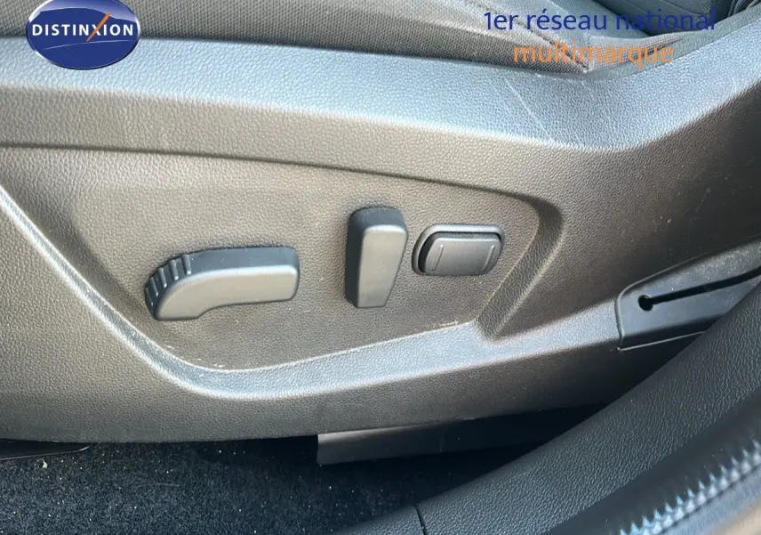 Commandes électriques de réglage du siège côté conducteur dans une Renault Arkana noir métal 2023.