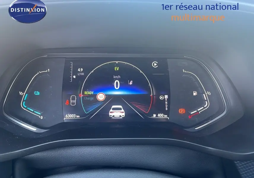 Tableau de bord numérique du Renault Arkana hybride 2023 affichant vitesse, autonomie et indicateurs de charge.