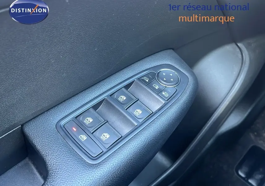 Panneau de commandes des vitres électriques côté conducteur du Renault Arkana noir métal 2023 en gros plan intérieur.