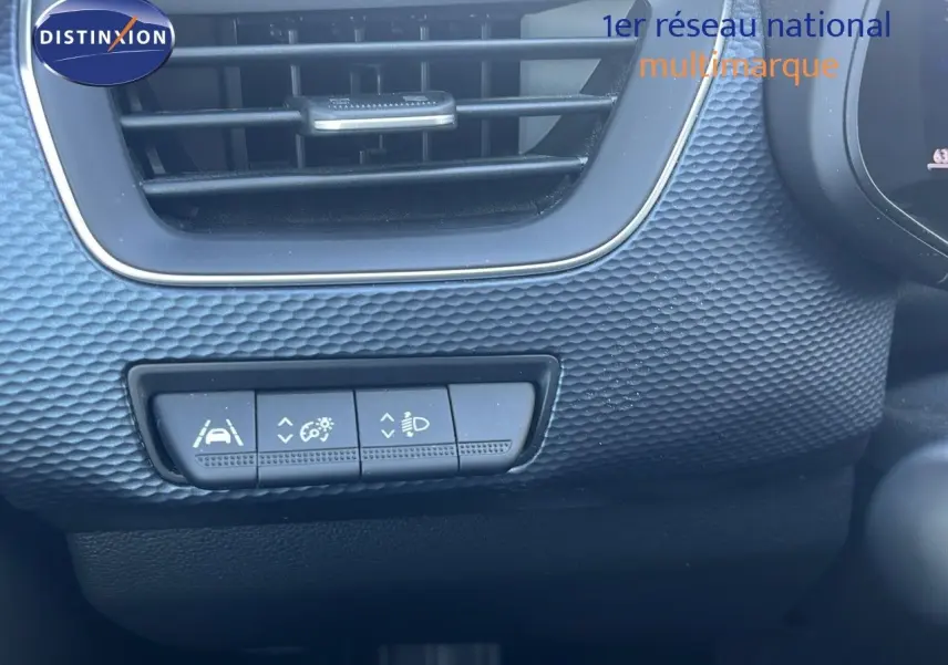 Détail du tableau de bord du Renault Arkana 2023, boutons de réglage des aides à la conduite et éclairage.