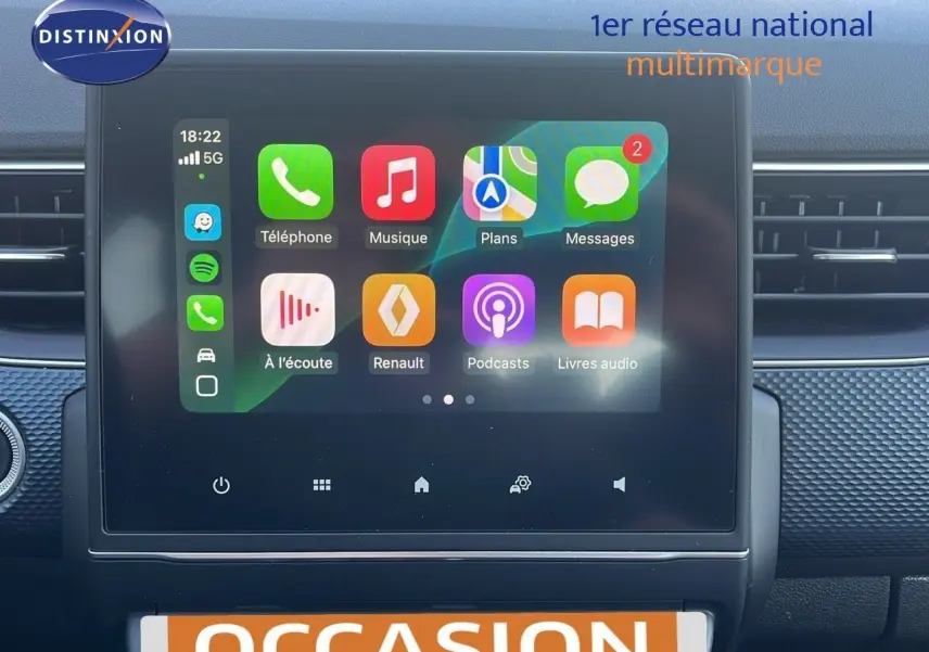 Écran tactile central affichant les applications connectées dans l'habitacle d'un Renault Arkana noir métal 2023.