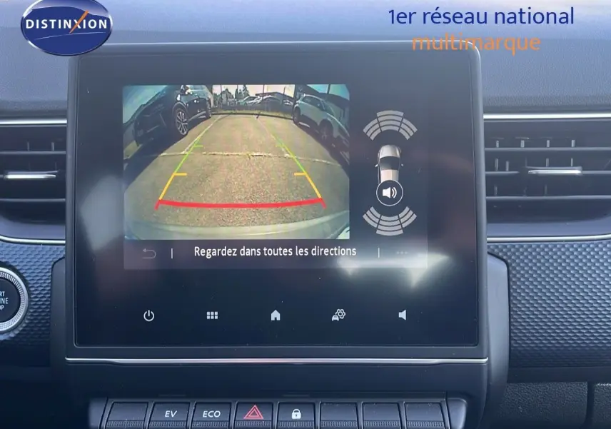 Écran central du tableau de bord du Renault Arkana noir métal 2023 montrant la caméra de recul avec guidage de trajectoire.