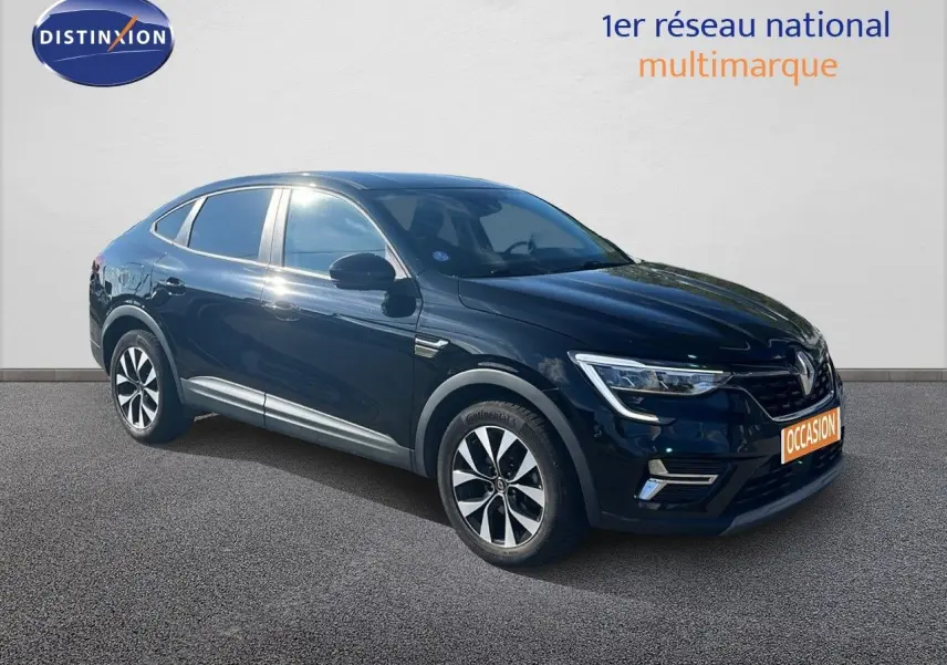 Renault Arkana noir métal en 3/4 avant droit, SUV hybride avec jantes bi-ton et calandre distinctive Renault.