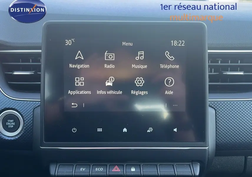 Écran tactile central du tableau de bord du Renault Arkana noir métal, affichant le menu multimédia.