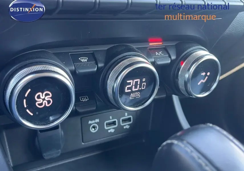 Gros plan sur les commandes de climatisation du Renault Arkana noir métal, avec affichage digital à 20 degrés.