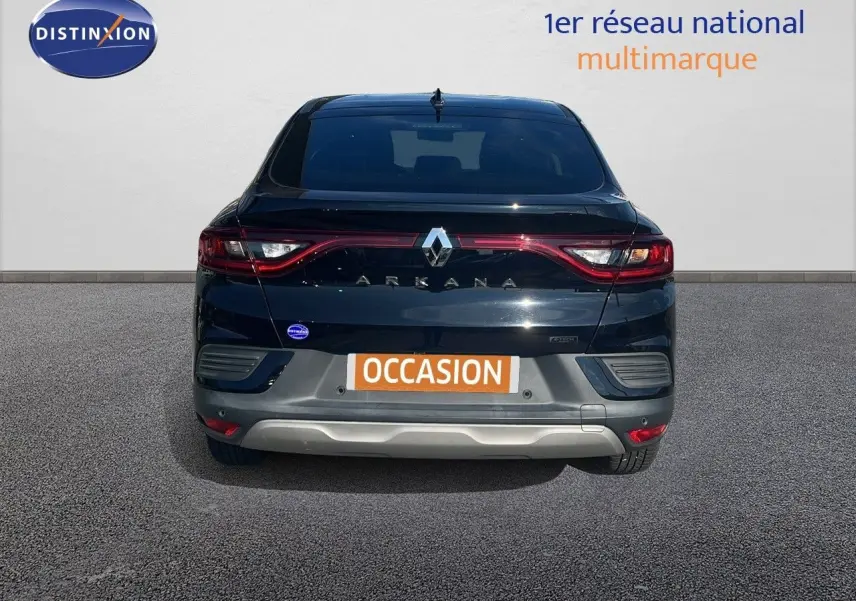 Vue arrière d'une Renault Arkana noir métal 2023 avec feux LED et badge hybride bien visibles.