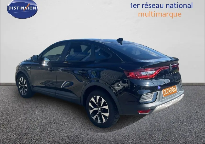 Vue 3/4 arrière droite d'un Renault Arkana noir métal 2023 avec feux LED et jantes bi-ton distinctives.