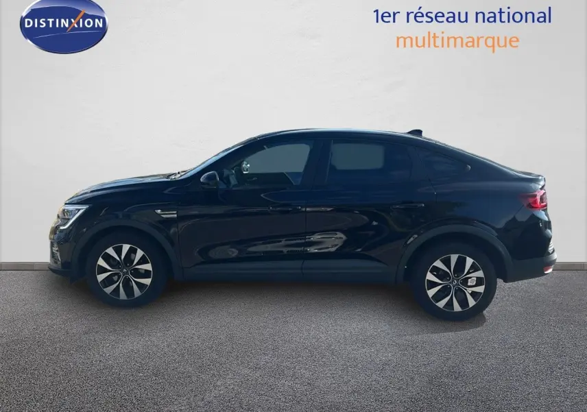 Profil côté gauche d'un Renault Arkana 2023 noir métal, mettant en valeur ses lignes fluides et ses jantes bi-ton.