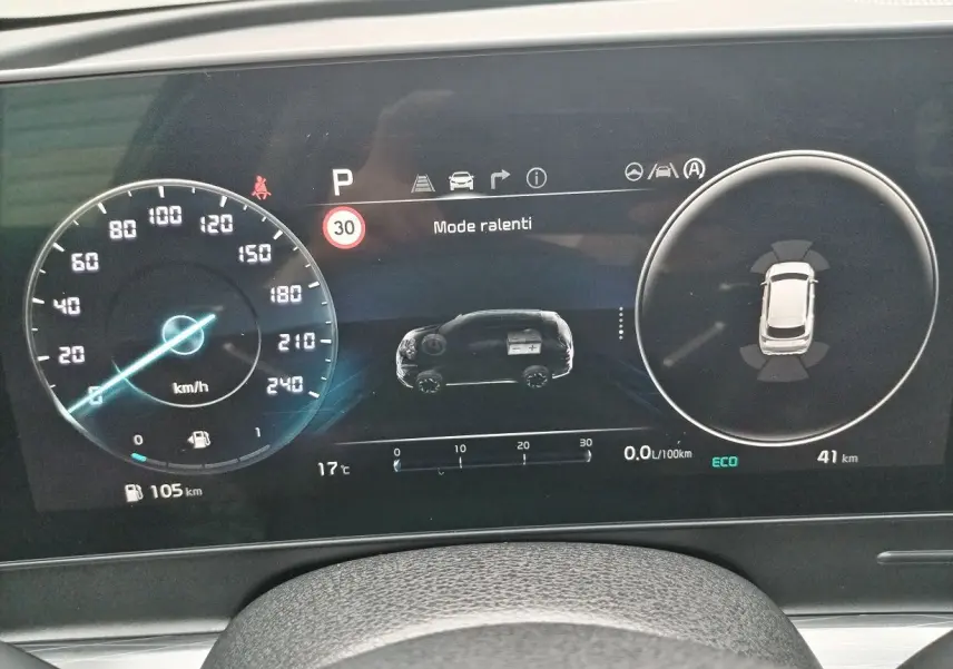 Tableau de bord numérique du Kia Sportage 2025, affichant la vitesse, mode ralenti et assistance à la conduite.