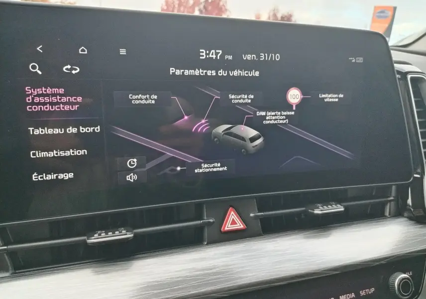 Écran tactile intérieur du Kia Sportage 2025 montrant les paramètres d’assistance conducteur, avec tableau de bord moderne.