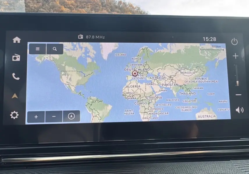 Écran tactile 10,25 pouces affichant une carte du monde dans le tableau de bord du Citroën C3 Aircross noir perla nera.