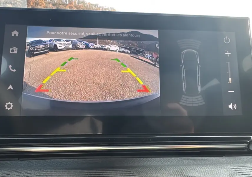 Écran tactile intérieur montrant la caméra de recul et les capteurs de stationnement du Citroën C3 Aircross noir Perla Nera.