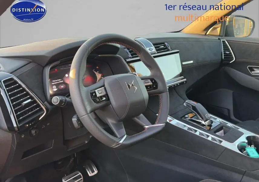 Vue intérieure côté conducteur du DS7 1.5 BlueHDi 130 noir, avec volant cuir, écran tactile et console centrale chromée.