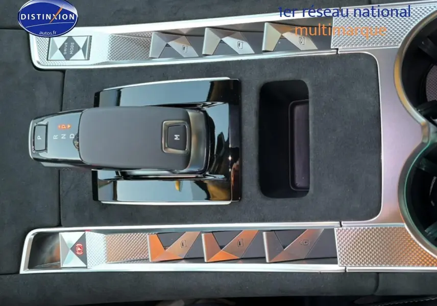 Vue rapprochée de la console centrale noire du DS7 1.5 BlueHDi 130 avec levier de vitesse automatique et boutons chromés.