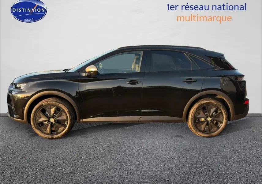 Vue de profil côté gauche d’un DS7 noir 2026 avec jantes noires et rétroviseurs dorés.