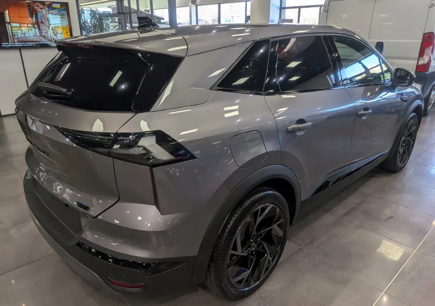 Vue 3/4 arrière droite du Renault SYMBIOZ gris Cassiopé avec vitres teintées et jantes noires en concession.