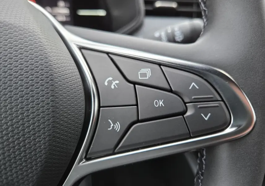 Gros plan sur les commandes multifonctions à droite du volant de la Renault Clio V gris schiste métallisé.
