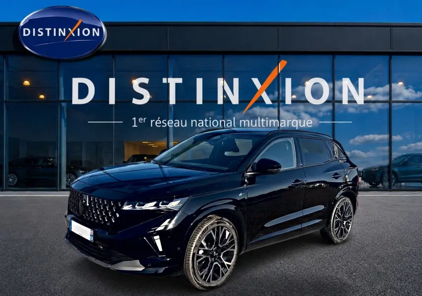 Renault Austral 1.2 e-tech noir en 3/4 avant droit, avec jantes alu noires et calandre distinctive esprit Alpine.