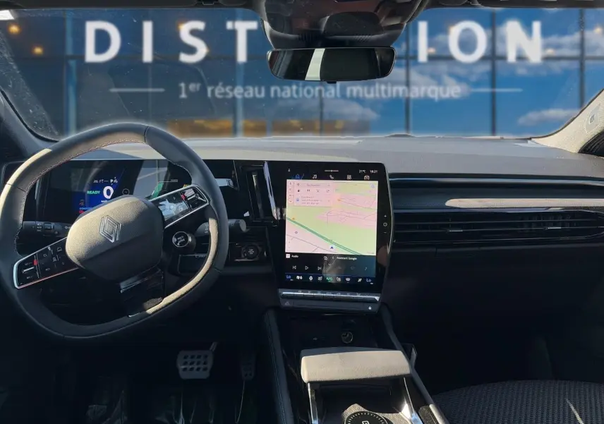 Intérieur noir du Renault Austral 2026, vue avant sur volant multifonction et grand écran tactile central.