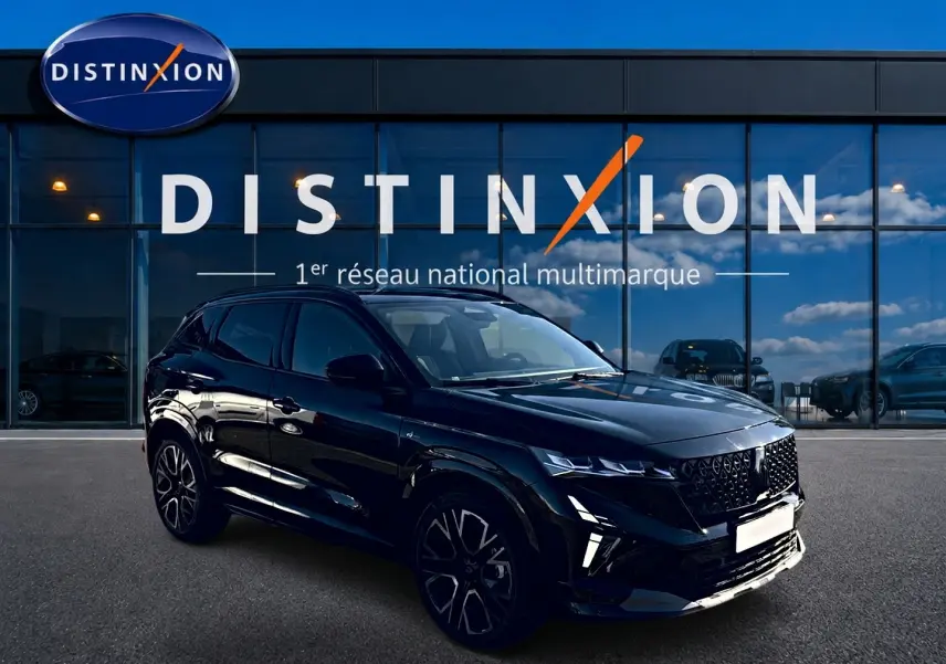 Renault Austral noir en 3/4 avant droit, avec calandre noire et jantes alu distinctives, devant un showroom Distinxion.
