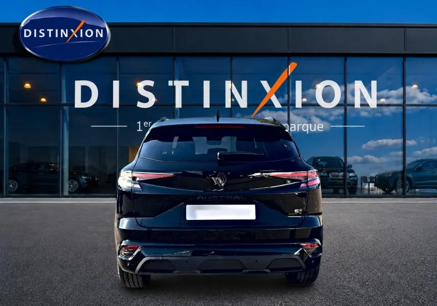 Vue arrière d'un Renault Austral noir 1.2 e-tech full hybrid 200 esprit alpine devant une vitrine Distinxion.