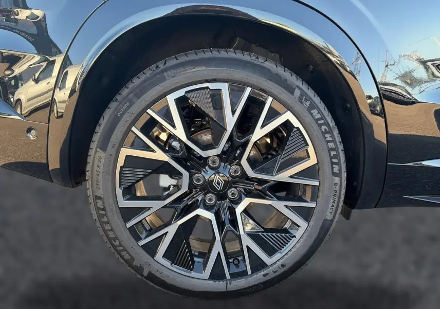 Gros plan sur la jante alu noire et argentée du côté gauche d’un Renault Austral noir 2026 esprit alpine.