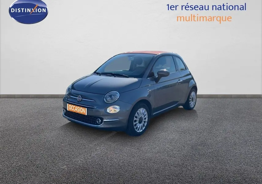 Fiat 500C 2019 gris Electroclash vue 3/4 avant droit avec toit rouge et jantes argentées.