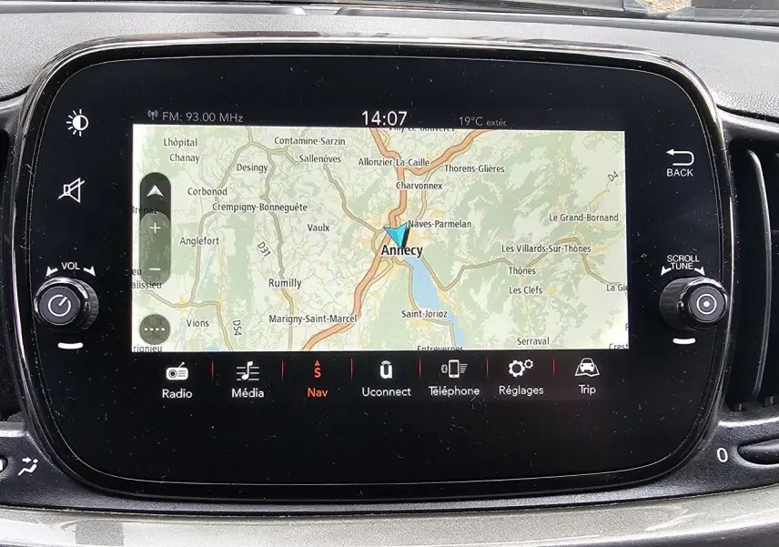 Intérieur clair de la Fiat 500C 2019, vue côté conducteur, avec tableau de bord gris métallisé et sièges tissu gris à motifs.