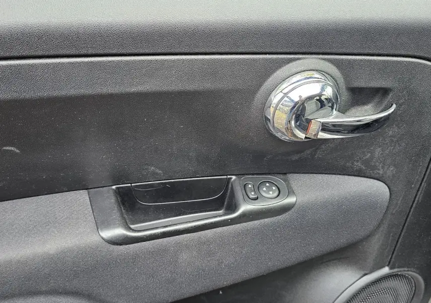 Profil côté gauche d'une Fiat 500C 2019 gris électroclash avec toit rouge, en version 1.2 69CH Lounge essence.