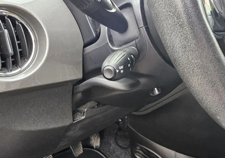 Fiat 500C 2019 gris électroclash vue 3/4 arrière droit avec toit rouge et jantes alliage 15 pouces.