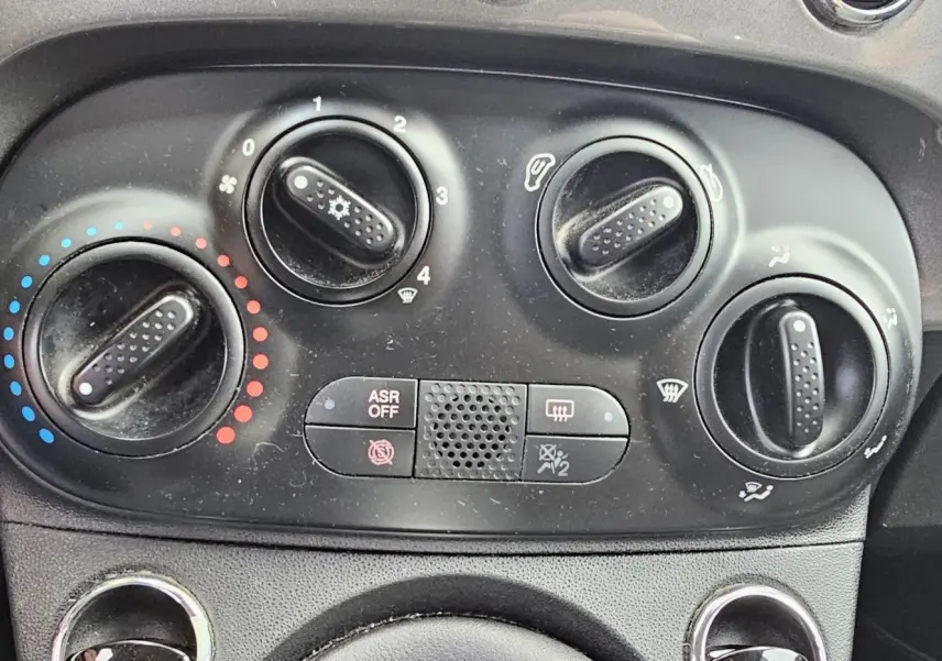 Gros plan sur la roue avant gauche d'une Fiat 500C grise électroclash avec jante alu multibranches.