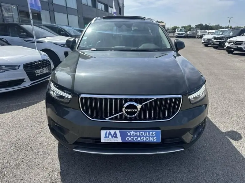 Vue frontale d'un Volvo XC40 T4 gris foncé métal 2019 avec calandre chromée et plaque "Véhicules Occasions".