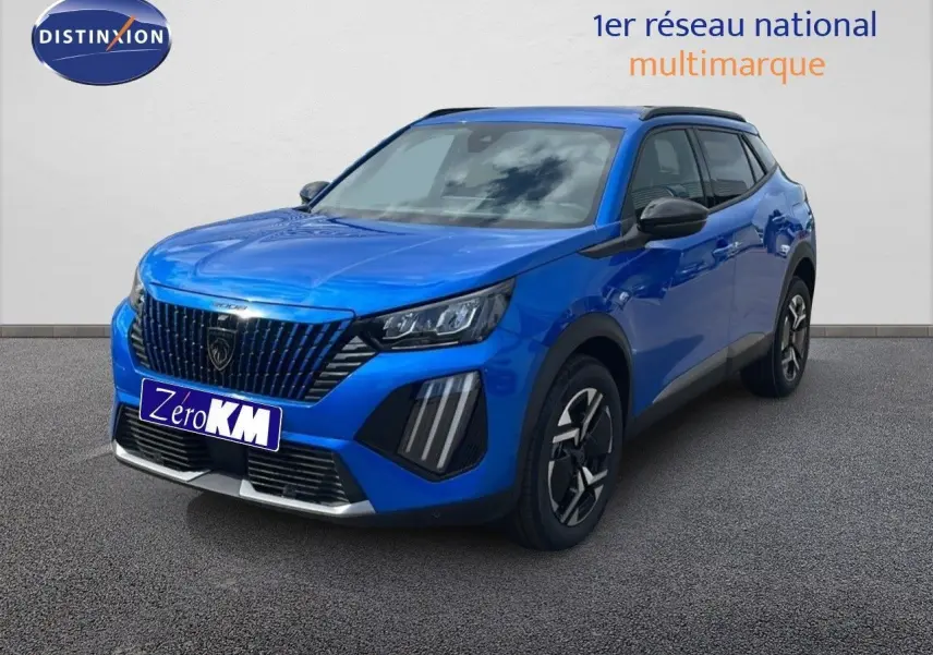 Peugeot 2008 bleu Vertigo Metal en 3/4 avant droit avec calandre noire et jantes bi-ton distinctives.