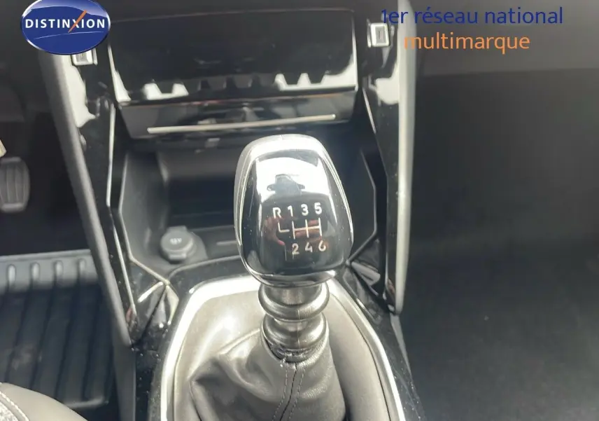 Le levier de vitesses manuel noir de la Peugeot 2008 1.2 PureTech, vue rapprochée de la console centrale.