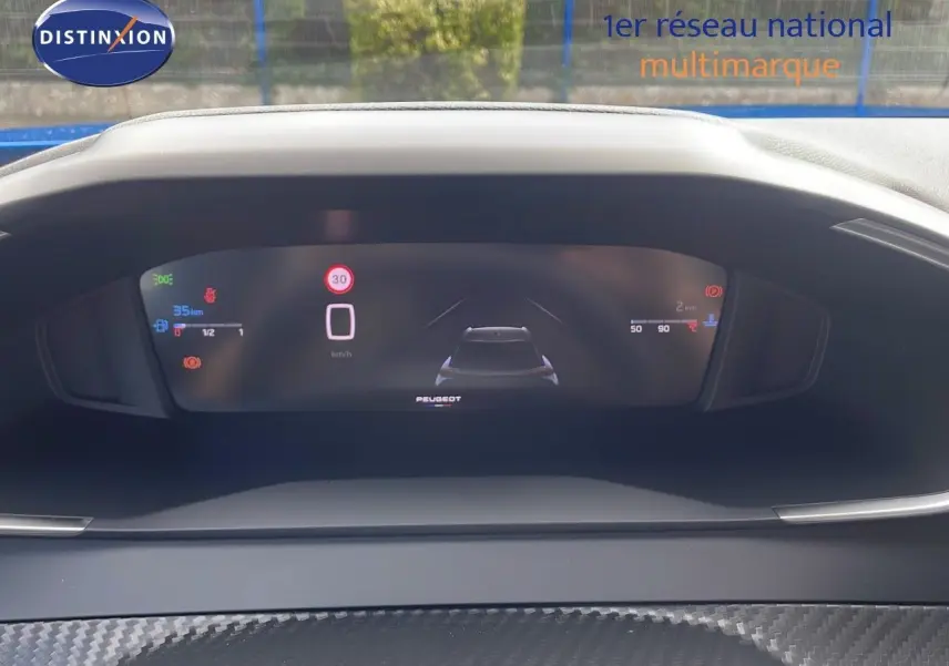 Tableau de bord numérique du Peugeot 2008 2024 avec affichage de la vitesse et assistance à la conduite.