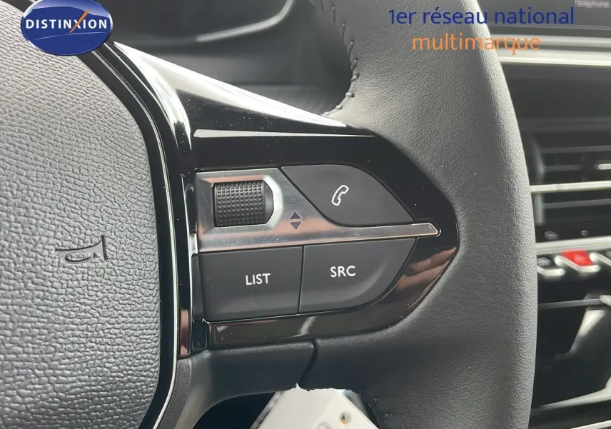 Gros plan sur les commandes gauche du volant du Peugeot 2008 2024, avec boutons de téléphone et de liste.